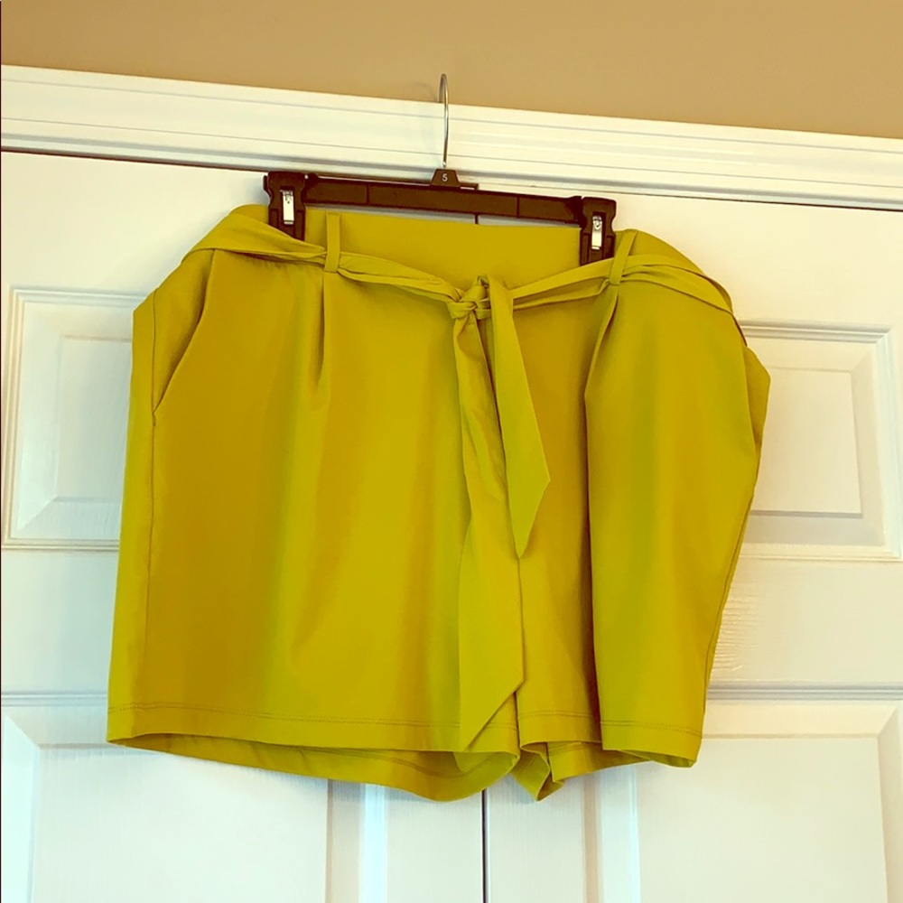 LOFT Chartreuse elastic waist short.